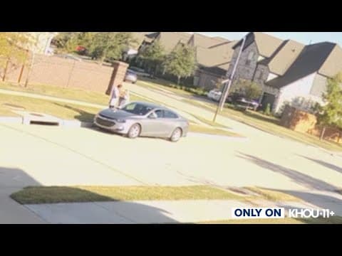 Someone's stealing expensive gold jewelry right off their victims' necks in Fort Bend County