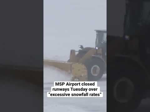 Excessive snow closes MSP Airport runways #shorts #minneapolis #minnesota #snow