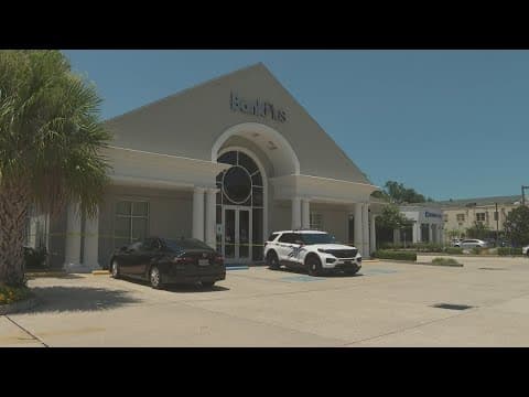 Armed suspect robs Metairie bank, flees scene