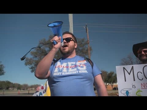 North Texas school district to discuss closing schools