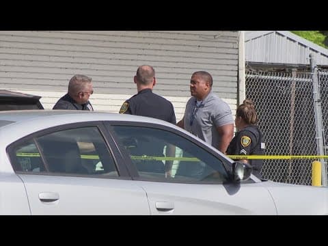 Worker hurt in shootout while servicing machine at convenience store, Houston police say