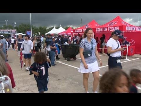 Texans welcome fans and put on pads on for Day 5 of training camp