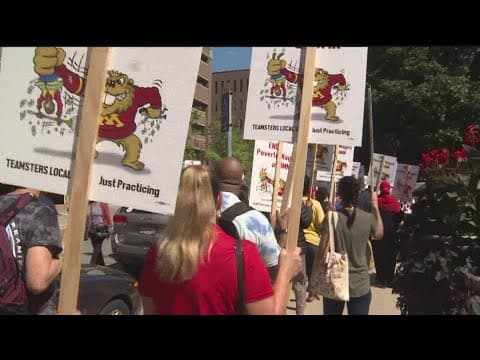 University of Minnesota service workers hold 'practice picket' for higher wages on move-in day