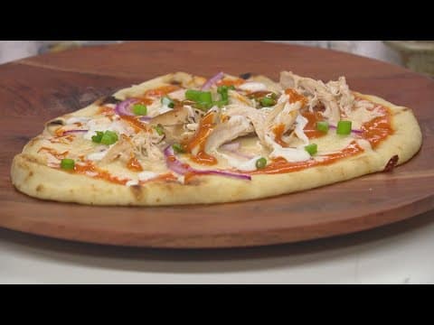 Easy recipe for buffalo chicken flatbread pizza | ecline_eats