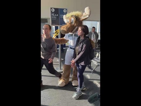 Mariner Moose sends off fans at the airport