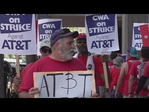 AT&T workers strike on Poydras Street