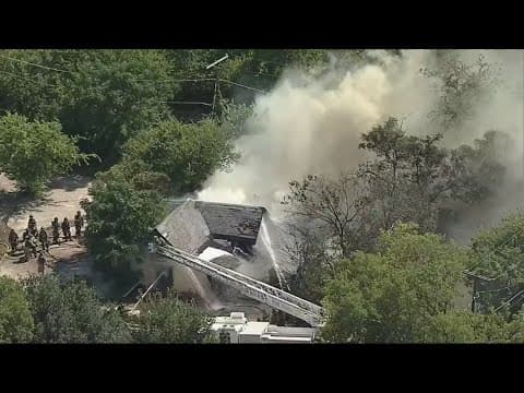 Firefighters battle Fort Worth house fire