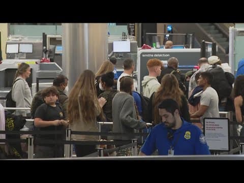 Travelers hit the skies for a busy Thanksgiving week