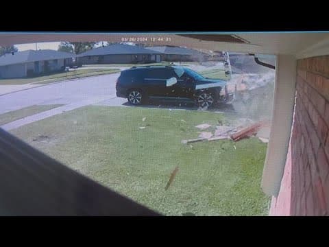 FedEx driver crashes into Houma home