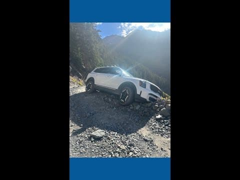 SUV gets stuck on edge of mountain pass after driver ignores warnings
