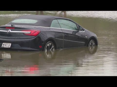 Man helps driver escape rising water