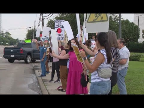 Parents protest concrete plant near 2 Houston schools