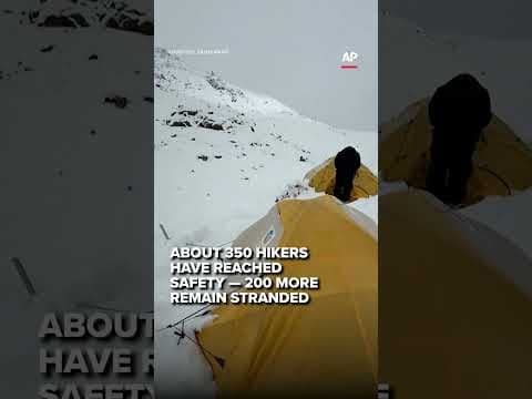 Hundreds trapped on Mount Everest after snowstorm