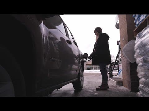 Experts predict gas prices will keep falling through the holidays