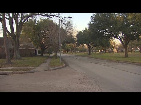 Meyerland man robbed at gunpoint during evening walk through his neighborhood