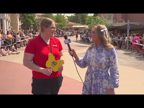 Crowds of people pour out to join Dolly Parton in celebrating 40 seasons of Dollywood