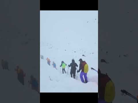 Blizzard on Mt. Everest traps hundreds of hikers