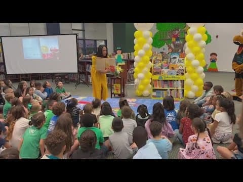 KHOU 11's Mia Gradney reads books from Kendra Scott's Yellow Library to Pearland ISD first graders