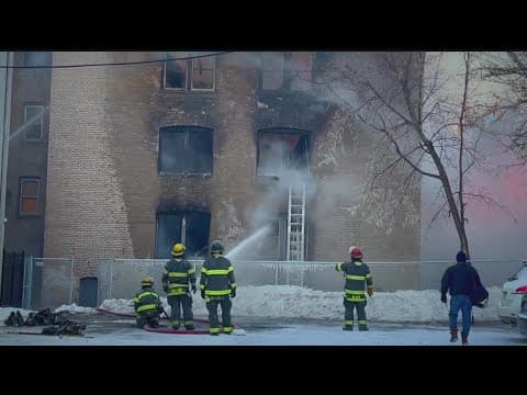 MPLS fire crews respond to fire at boarded up apartment building
