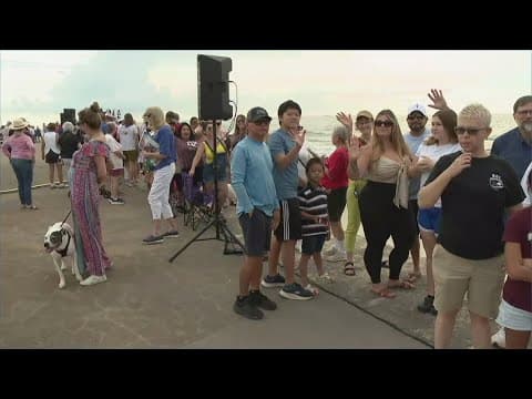 Thousands show up to support City of Galveston's new world record