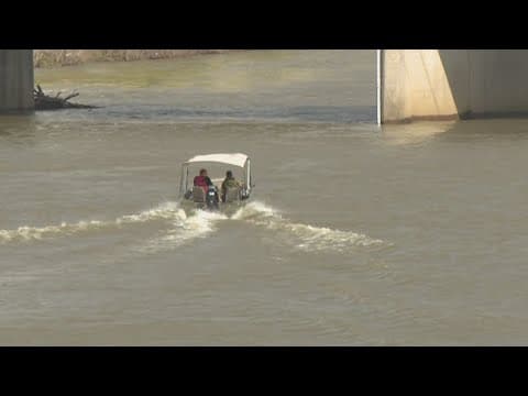 Search for two missing kayakers continues