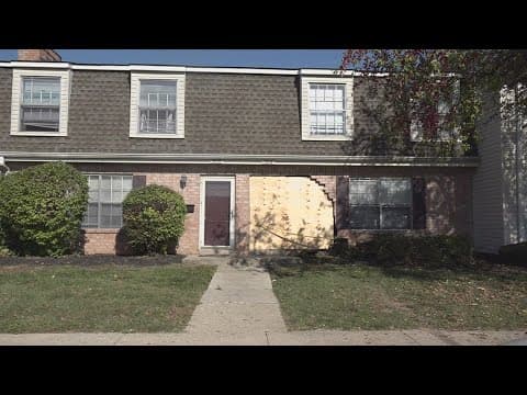 Car crashes into Indianapolis apartment building