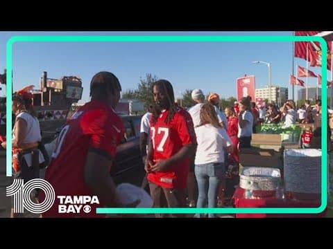 Tampa Bay Bucs hand out 1,000 Thanksgiving meals
