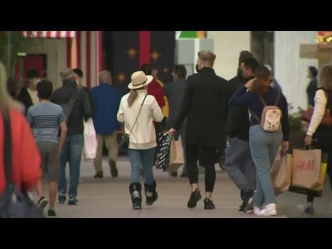 Money Moment: Experts predict an increase in U.S. holiday spending this year