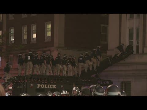 Large numbers of New York City police officers begin entering Columbia University campus