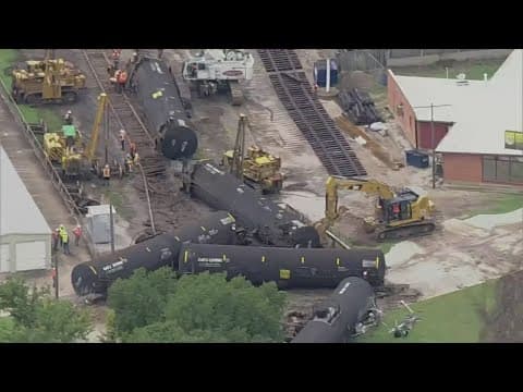 Train derails in downtown Waxahachie, affecting local businesses