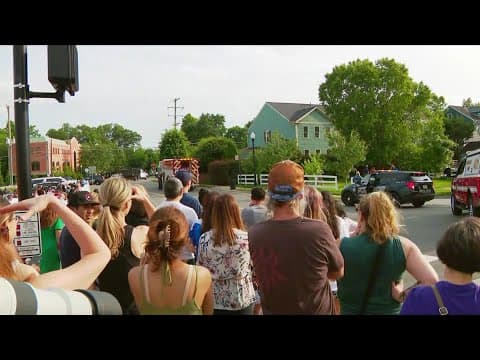 Crowds gather as crews keep trying to capture black bear in Herndon, Virginia