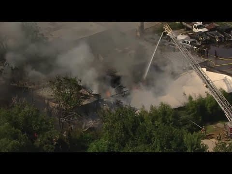 Crews battle building fire in Southeast Houston