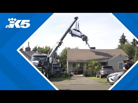 Car crashes into 2 homes in Burien