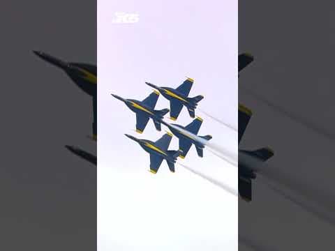 Blue Angels perform diamond roll at airshow in Seattle
