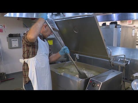 Annual Mozel Sanders Foundation meal serves 11,000 Thanksgiving dinners