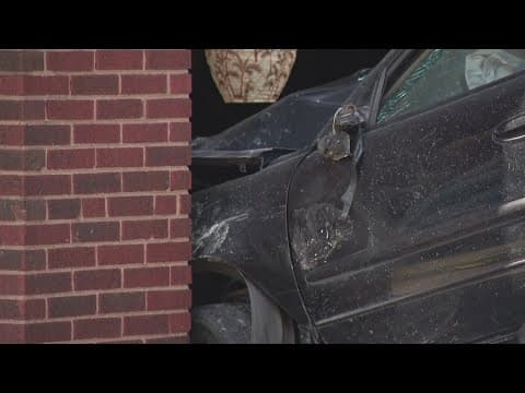 Car crashes into Fountain Square restaurant