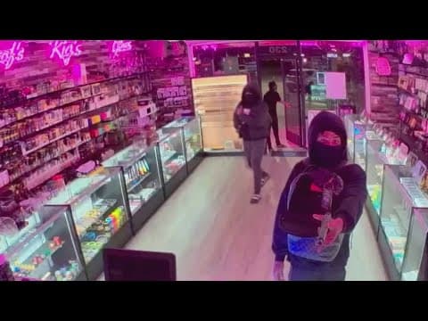 North Texas police looking for four suspects who robbed a smoke shop