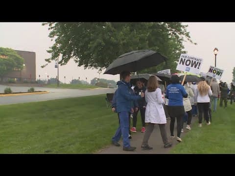 Allina doctors picket in Coon Rapids