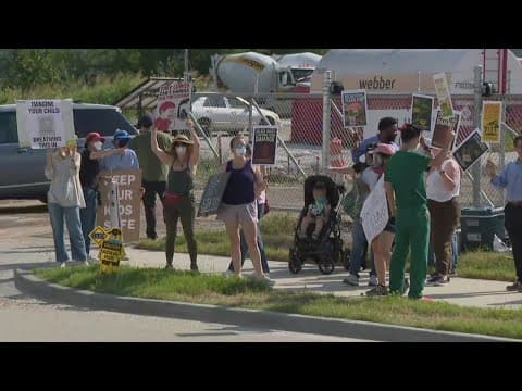 Concerned parents protest concrete batch plant built near 2 schools in west Houston