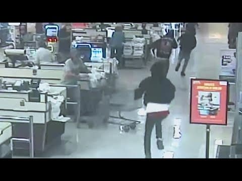 Customer tries to stop masked robbers with grocery cart in Pearland