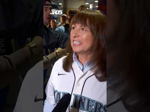 Mariners fans in Toronto react to Game 1 win