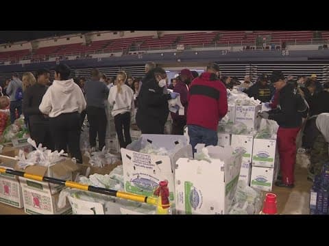Volunteers pack Thanksgiving meals for 'Project Give Back'