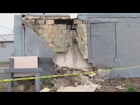 Car crashes into building in south Columbus after police chase