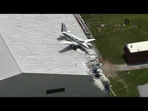 Video shows small plane crashed on top of Kansas hangar