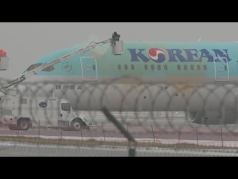 Hundreds of flights delayed at DFW Airport amid winter storm