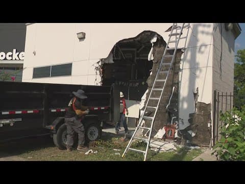 Burglars smash U-Haul truck into Houston Foot Locker more than a dozen times