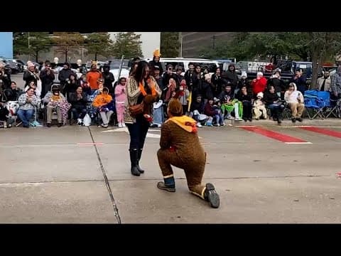 Man dressed as turkey proposes at Houston's H-E-B Thanksgiving Day Parade