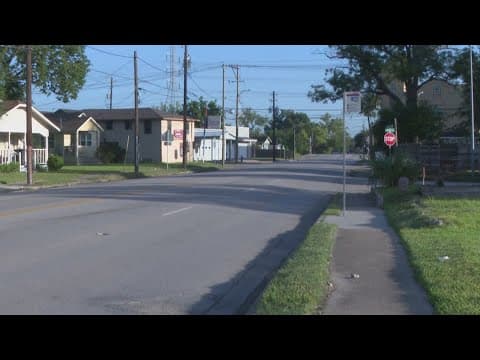 Search on for gunman after man shot at N. Houston bus stop while he was on Facetime with girlfriend