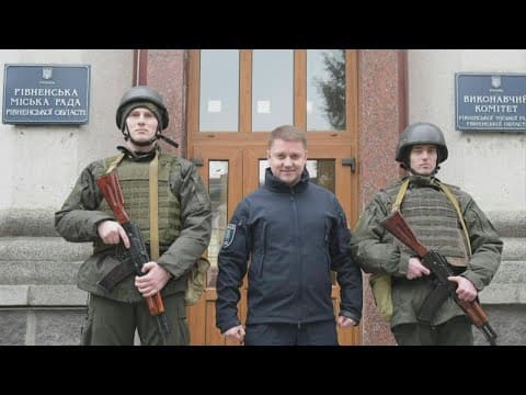 Ukraine mayor says he will not leave, vows to defend his city