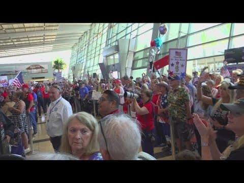 Hundreds gather to celebrate Honor Flight veterans' return to San Diego